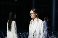 メガネブランドZoff、D2Cブランド「O0u」が初参加するRakuten Fashion Week TOKYO 2025 S/Sのランウェイショーへ新作フレームを提供