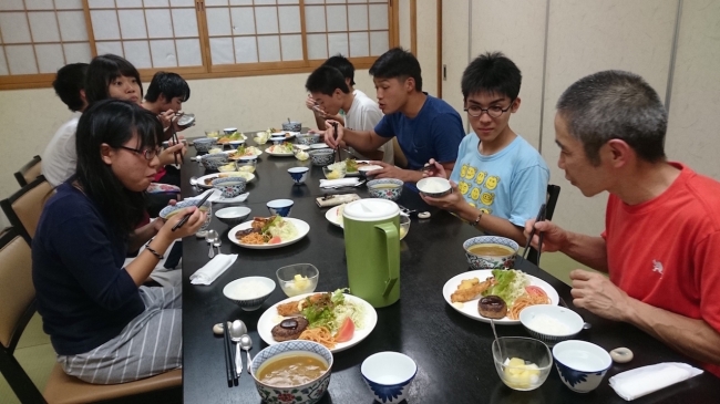 参加者の子どもたちと夕食を共にする代表理事小林