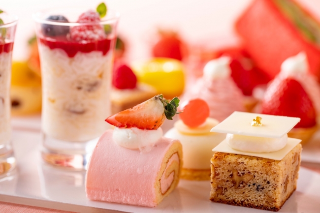 ストロベリーロールケーキ、ホワイトチョコレートブラウニー ストロベリーロールケーキ、ホワイトチョコレートブラウニー
