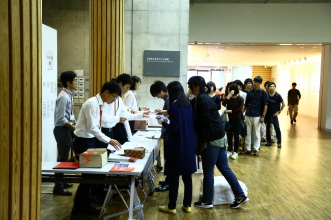 会場　京都造形大学には早朝から学生が列を作った