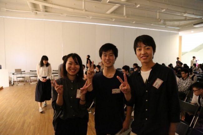 最優秀賞に選ばれた広島工業大学の３名。左から　 都田あゆみさん、林健吾さん、中村凌さん