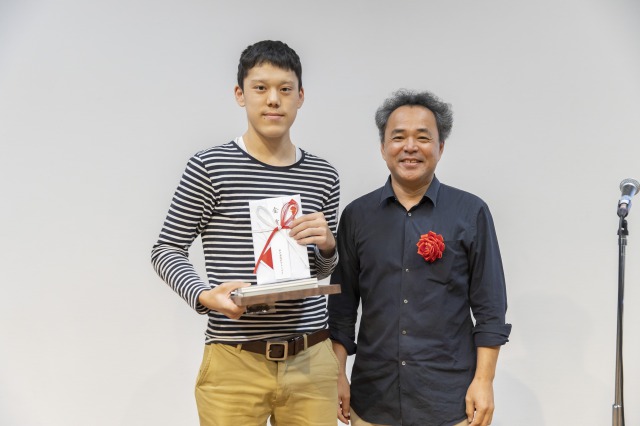 ダブル受賞に輝いた中池さん（左）。高校で建築を学び、専門学校1年目。院生をおさえての受賞となった