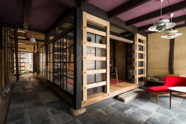 2016年にオープンした築100年の民家を改修した支店「大津百町スタジオ」