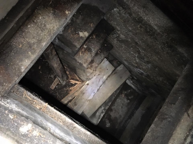 工事前の現場で床下から見つかった「石室」。古くは古墳などに用いられた技法