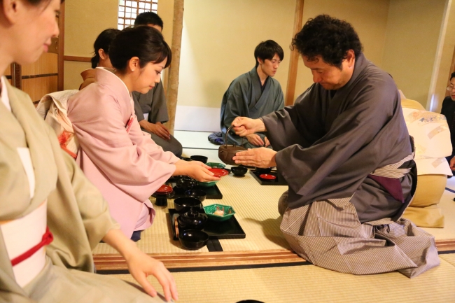 茶会のために大工も含め社員全員が京都「下鴨茶寮」にて本格的な茶事研修を受けた。一番右は社員をもてなす谷口氏