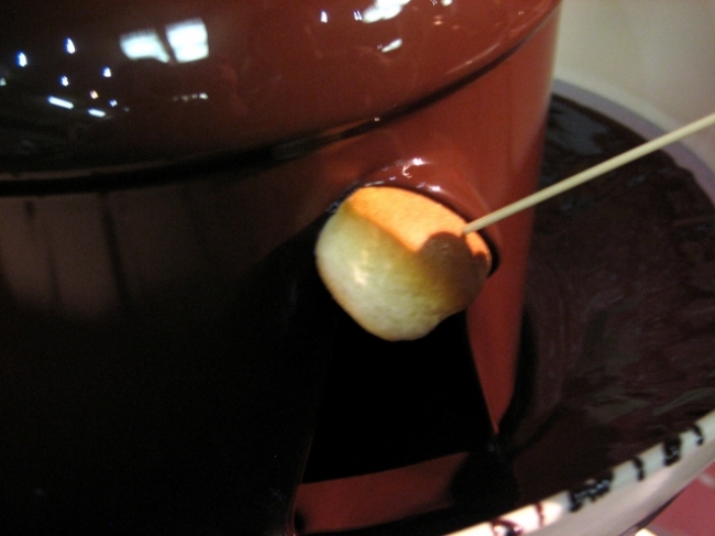 様々な食材を温かいチョコでコーティング「チョコレートフォンデュ」