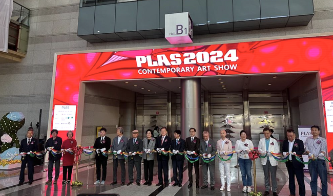 PLAS 2024 開会式に参加するStudy：大阪関西国際芸術祭 総合プロデューサー鈴木大輔（左から４番目）
