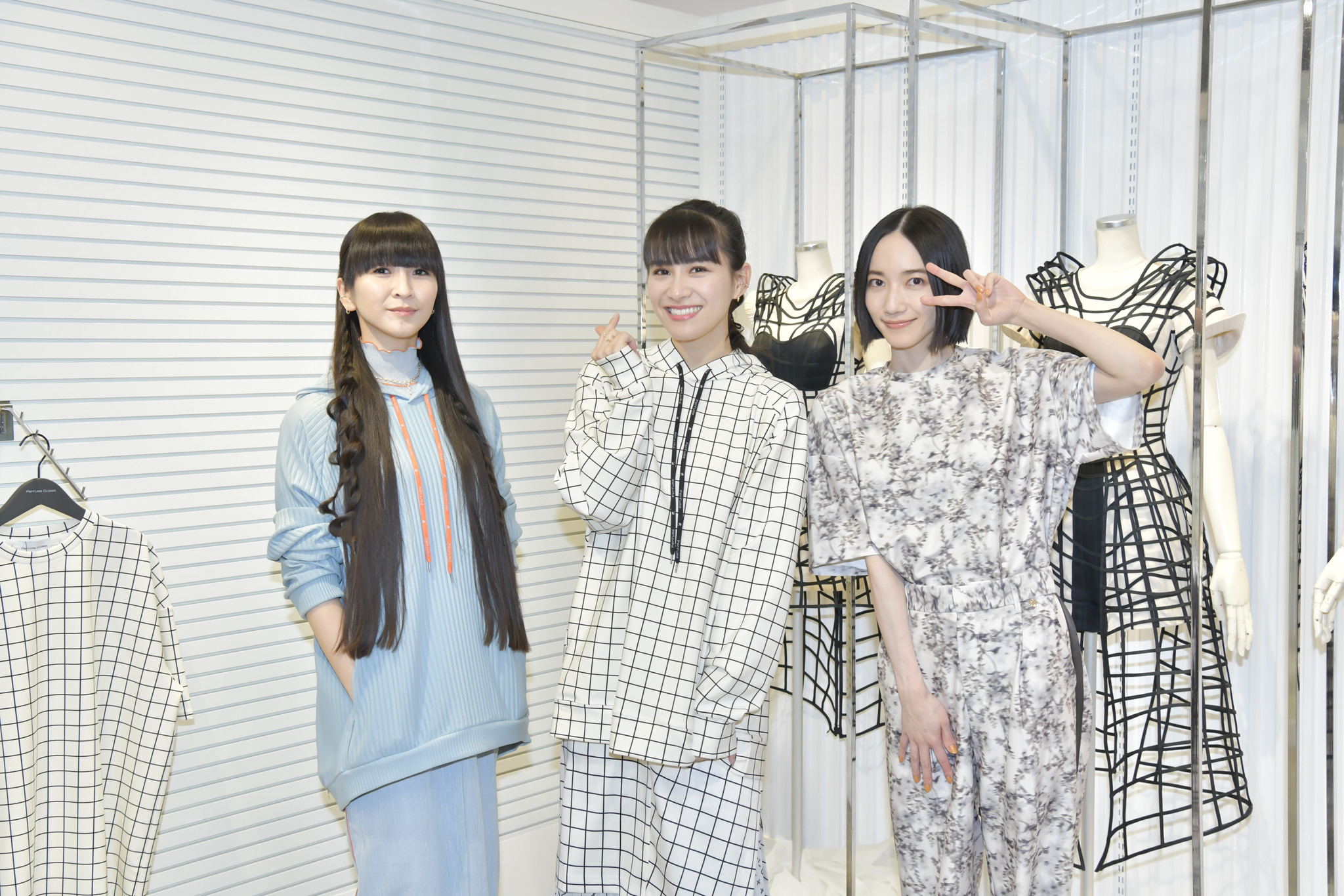 Perfume Closet第6弾アパレルアイテムを載せたファッショントラックが