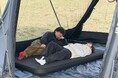 極厚10cmの寝心地はそのままに、設営・撤収をスムーズに。WAQの電動ポンプ付きキャンプマットが本日12時発売開始