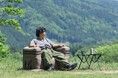 WAQのエアソファに、ソロでも使いやすいシングルサイズが新登場。空気でつくる“ひとりのくつろぎ席”をキャンプサイトへ