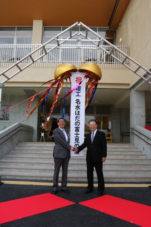 秦野市長（左）と日本メックス今泉社長（右）