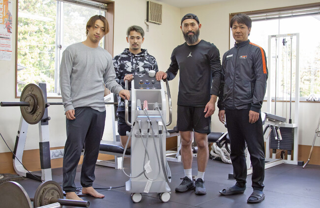 左から大椋 舞人選手、鈴木 健斗選手、坂田 駿選手、松田 堅太郎トレーナー