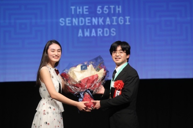 第55回宣伝会議賞イメージキャラクターを務めた女優の八木 莉可子さんがプレゼンターとして参加。