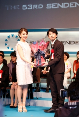 第53回宣伝会議賞イメージキャラクターを務めた佐藤美希さん（ホリプロ）がプレゼンターとして参加。