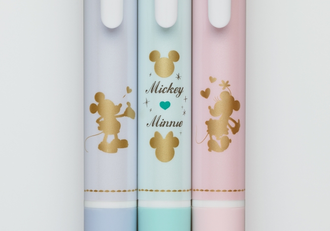 3本を並べると表れる「ミッキーマウス」が「ミニーマウス」に投げキッスをするデザイン ©Disney