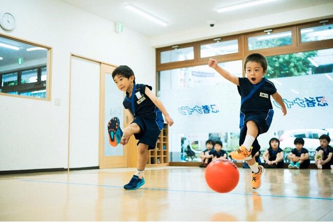 お子さまの運動能力と社会性を育てる東大名誉教授監修の独自プログラム。幼児・小学生向けスポーツ教室「忍者ナイン」すべてのスポーツの土台となる９つの基本動作「走る」・「跳ぶ」・「投げる」・「打つ」・「捕る」・「蹴る」・「組む」・「バランス」・「リズム」のなかか