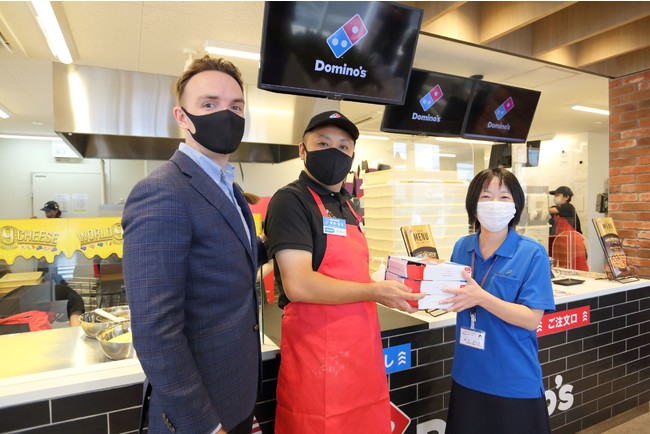 鳥取市立病院の方に「無料ピザで地域支援」のピザを贈呈