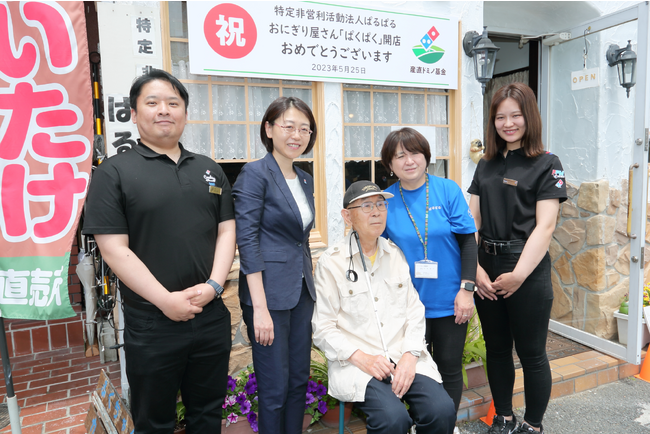 右から 梁本美乃理(ドミノ・ピザ営業部スーパーバイザー)、石丸浩子さん(ぱるぱる 理事長)、西馨さん(ぱるぱる 利用者)、松原歩(一般社団法人産直ドミノ基金 代表理事)、有馬敏幸(ドミノ・ピザ 営業部スーパーバイザー) 右から 梁本美乃理(ドミノ・ピザ営業部スーパーバイザー)、石丸浩子さん(ぱるぱる 理事長)、西馨さん(ぱるぱる 利用者)、松原歩(一般社団法人産直ドミノ基金 代表理事)、有馬敏幸(ドミノ・ピザ 営業部スーパーバイザー)