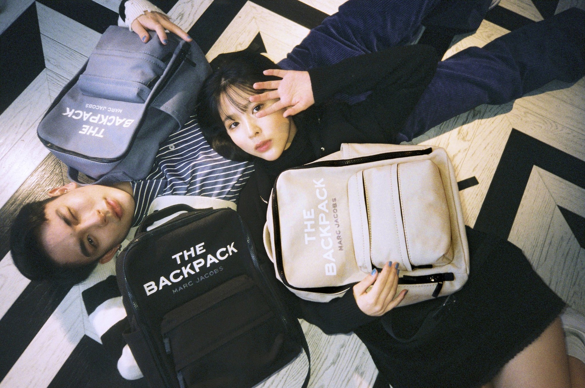 マーク ジェイコブスから スクエアシルエットとフロントのオーバーサイズグラフィックが魅力の新作バックパック The Backpack が日本先行発売 マーク ジェイコブス ジャパン株式会社のプレスリリース