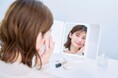 上下左右ぬかりなく!気になる目元も毛穴も拡大鏡で見逃さない!「回転式LED三面ミラー」を3月3日より発売