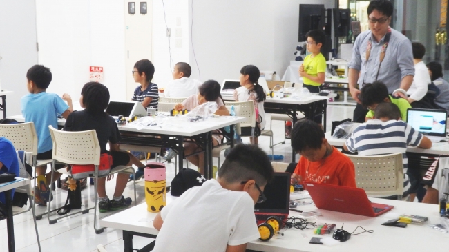 プレイベントとして小学生向けに「こども夢・創造プロジェクト・ロボットエンジニアリングワークショップ」を開催した際の写真。