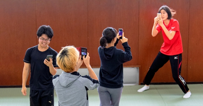 筑波大学附属高等学校生がARシューティングバトル「HoloBreak」の授業を受ける様子