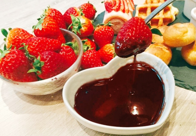 バレンタインフェア】イチゴのチョコレートフォンデュが期間限定で登場