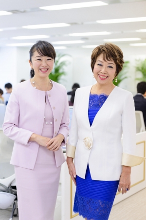 （左）新社長となる轟麻衣子　　（右）代表取締役会長となる中村紀子