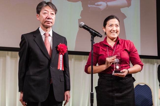 農林水産大臣賞を受賞した、チーズ工房【千】senの柴田さん（右）と、農林水産省の枝元生産局長（左）