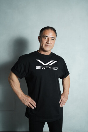 SIXPADとフィットネストレーナーの山本義徳氏がパートナーシップを締結