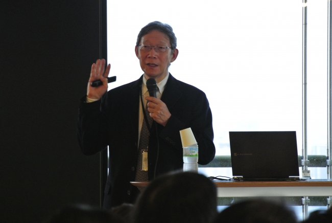 「日本産アロマと脳波の変化」について語っている古賀先生。