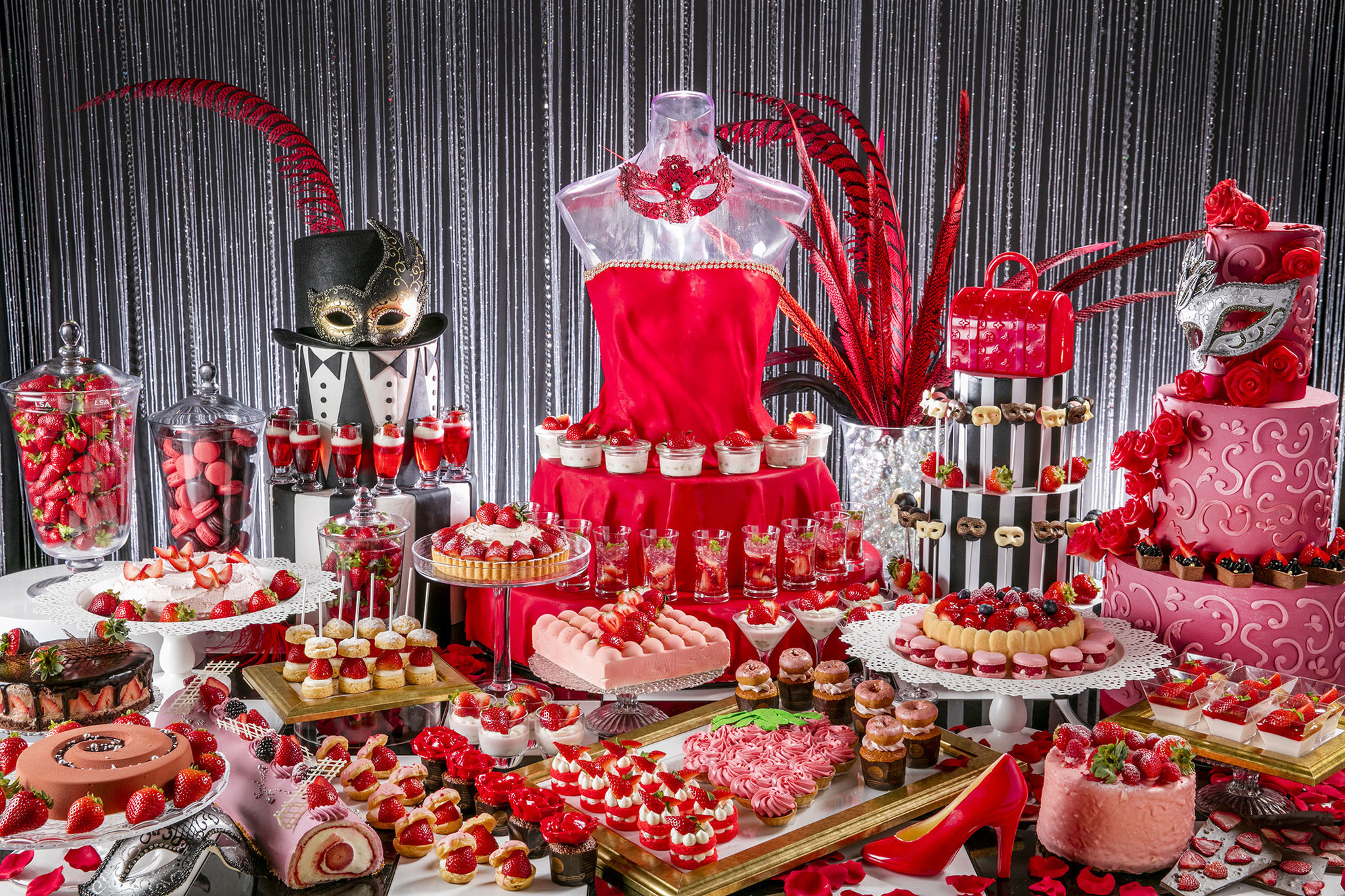 いちごに恋するマスカレード ストロベリーデザートブッフェ たたき割ってさし上げて お嬢様気分が味わえる オトナかわいい スイーツが登場 ヒルトン東京お台場のプレスリリース