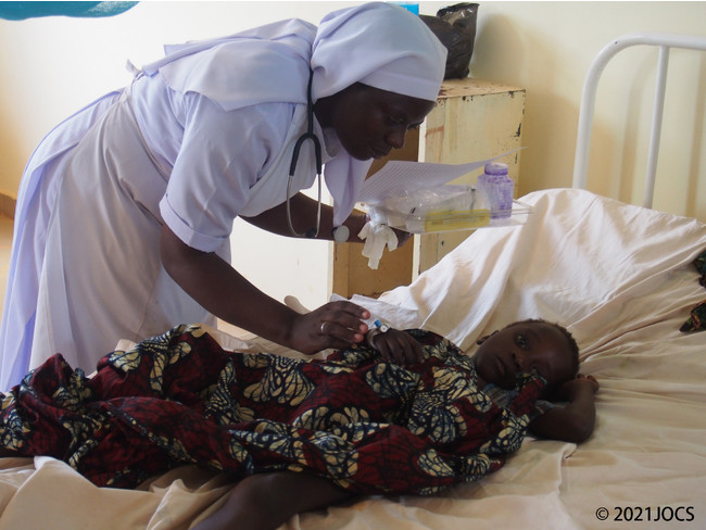 タンザニアの病院で患者のケアをする看護師。JOCSの奨学金で学んだ