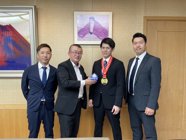 （写真左から）ケイアイチャレンジドアスリートチーム山本、吉田市長、佐藤選手、当社人事部 部長 堀込