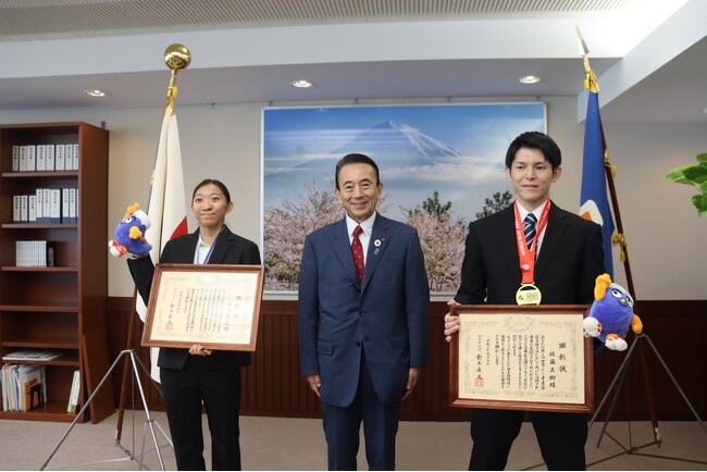 左からケイアイチャレンジドアスリートチーム酒井選手、鈴木康友知事、佐藤選手