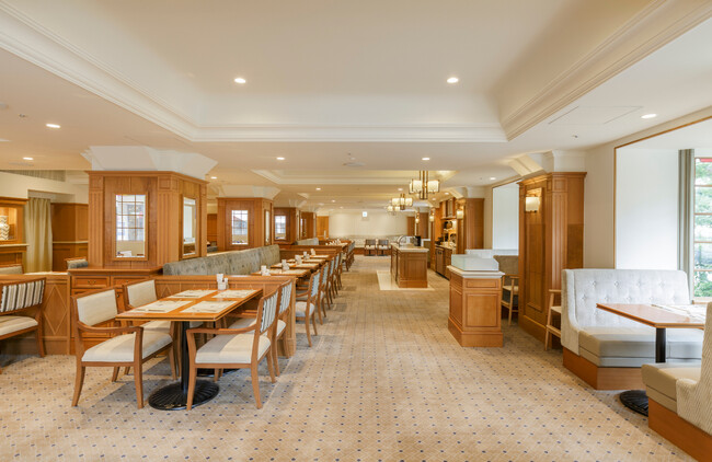 山下公園に面したあたたかな雰囲気の店内