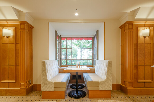 山下公園に面したあたたかな雰囲気のカフェレストラン