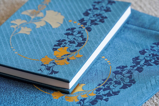 光の加減によって奥深い色合いが楽しめます