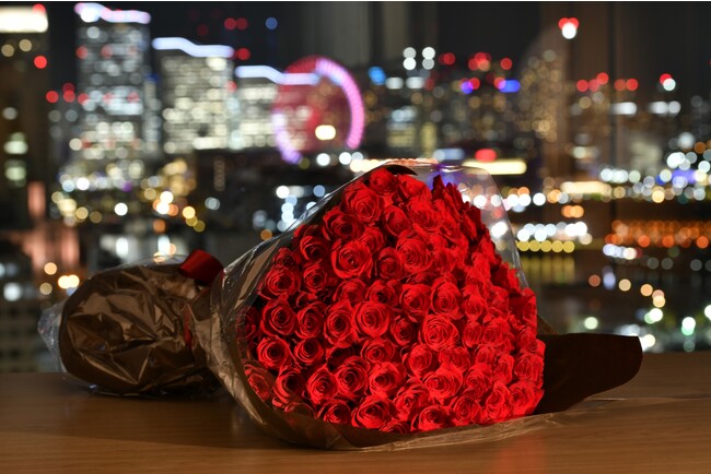 赤いバラ108本の花束は“結婚してください”の意味をもつ