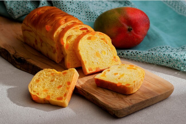 綺麗な黄色い生地にマンゴーのオレンジ色が常夏を感じさせる「マンゴーブレッド」