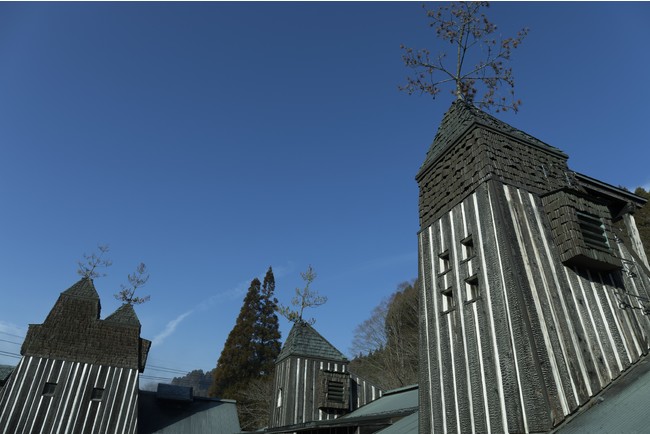 「ラムネ温泉」の建物は藤森照信さんによる設計。photo：木寺紀雄