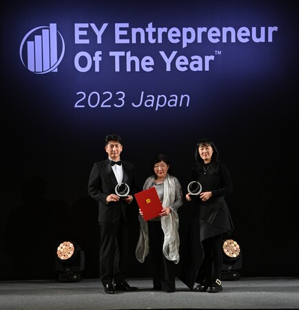 左からビジョナル株式会社 代表取締役社長 南 壮一郎 氏、モナコ政府観光会議局 ディレクター シルベスタ典子、株式会社シロ 代表取締役会長兼ファウンダー/ブランドプロデューサー 今井 浩恵 氏 (C) 2023 EY Japan Co., Ltd 左からビジョナル株式会社 代表取締役社長 南 壮一郎 氏、モナコ政府観光会議局 ディレクター シルベスタ典子、株式会社シロ 代表取締役会長兼ファウンダー/ブランドプロデューサー 今井 浩恵 氏 (C) 2023 EY Japan Co., Ltd