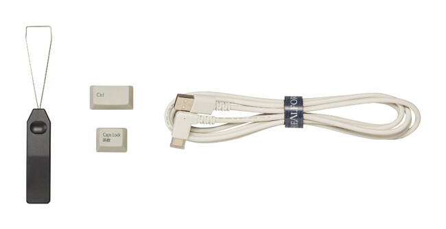 付属のキーキャッププラーとキーキャップ、USBケーブル画像
