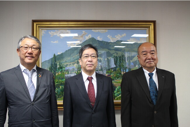 (左) 株式会社湖池屋 代表取締役社長 佐藤章 ／ (中央) 国立大学法人北海道国立大学機構 小樽商科大学 学長 穴沢眞様 ／ (右) 株式会社久原本家 北海道 取締役社長 浅野高弘様