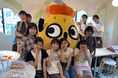 【▲ポリンキーによる“ヒミツのシール交換会”▲】湖池屋キャラクターのぷっくりシール「湖池屋ぽてっとシール」の発売を記念したシール交換イベントを7月5日に実施しました