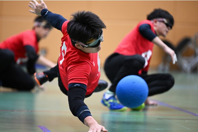 アイシェードを使用してプレーする選手　画像提供：日本ゴールボール協会
