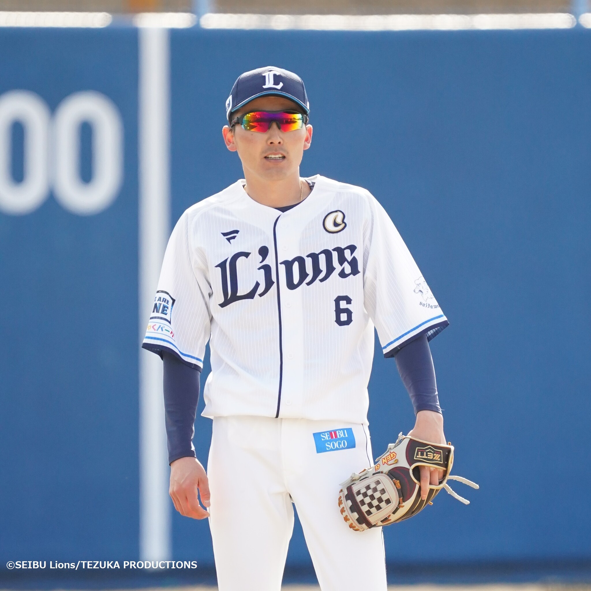 プロ野球・埼玉西武ライオンズの源田壮亮選手とSWANSサングラス