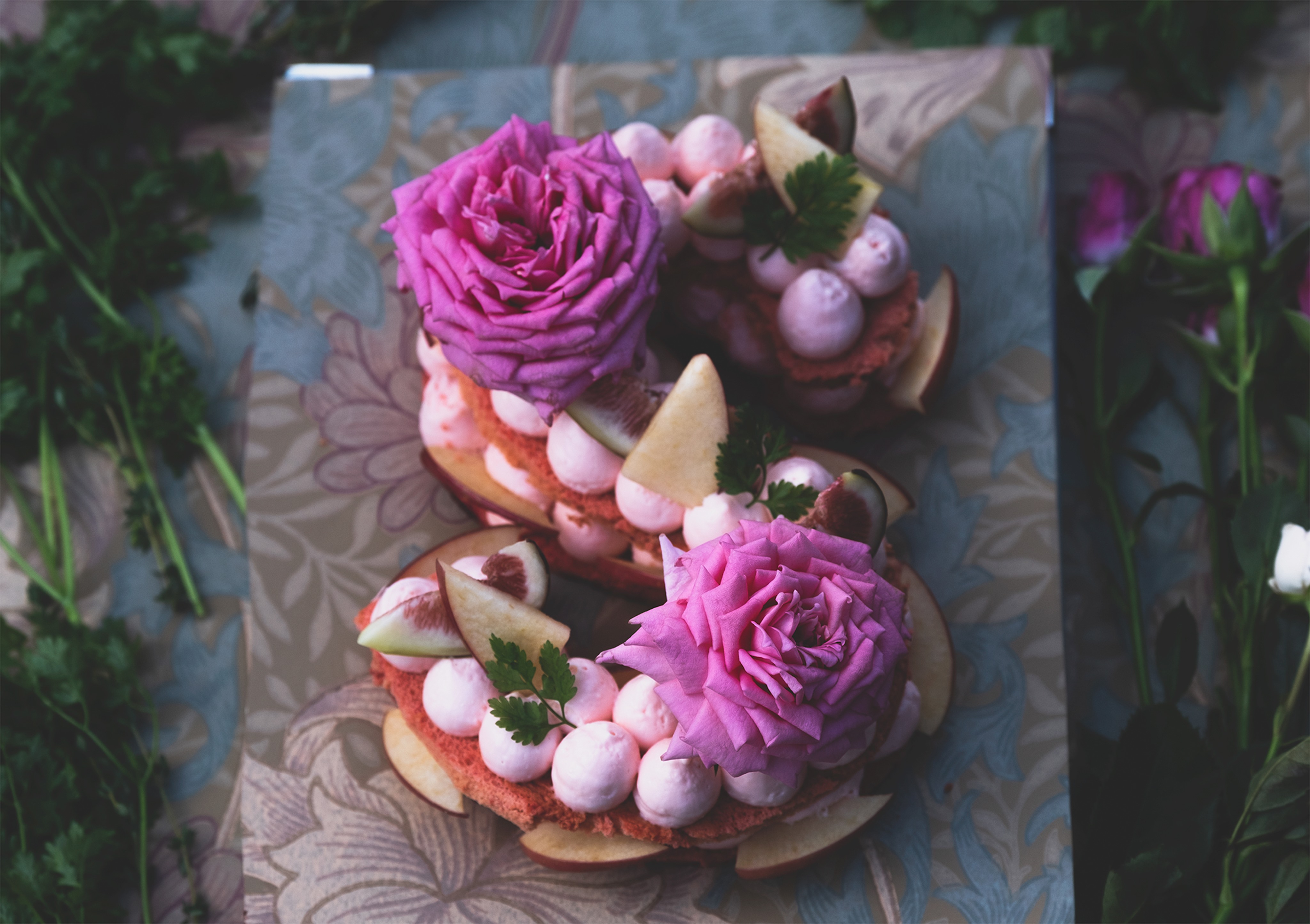 イニシャルケーキに花束を添えたアートのようなギフトflower Lettercake フラワーレターケーキ 食べられる花屋ediblegardenの 食用バラとコラボ開始 Dot Science株式会社のプレスリリース