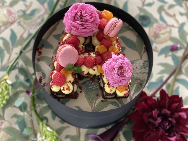 イニシャルケーキに花束を添えたアートのようなギフトflower Lettercake フラワーレターケーキ 食べられる花屋ediblegardenの食用バラとコラボ開始 Dot Science株式会社のプレスリリース
