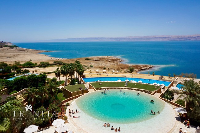 ヨルダン側死海沿岸に立ち並ぶリゾートホテルからの眺め。併設スパでTRINITAEプロダクトを使った施術が受けられる。